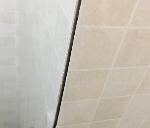 城口瓷砖空鼓维修公司分享阳台瓷砖脱落的修复过程可以分为以下几个步骤